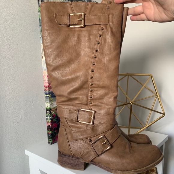 Boots - Picture 3 of 9